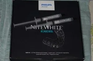 ホームホワイトニングに使用する薬剤とマウストレーのセット